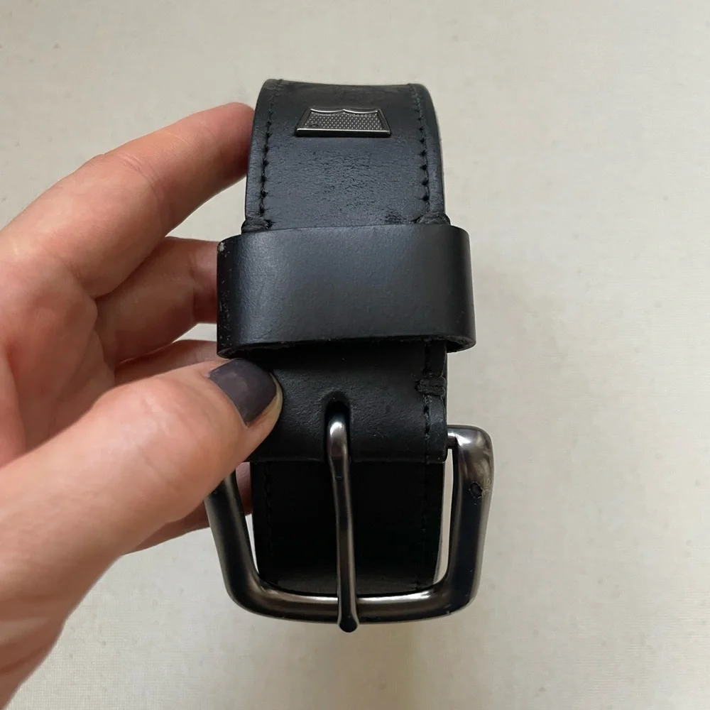 LEVI’S leather belt black metal buckle